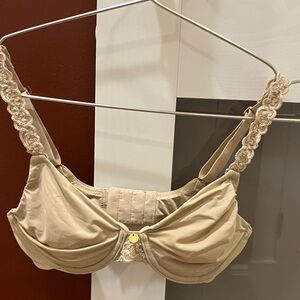 Natori 30 C Lace Trimmed Tan Bra Dainty Gold Details